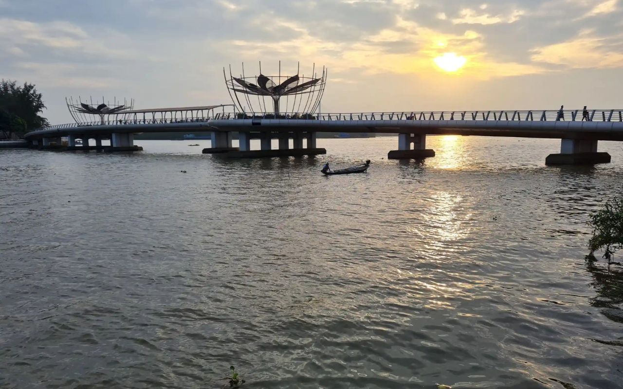 Cầu đi bộ Ninh Kiều Cần Thơ - Check-in "cầu tình yêu" lãng mạn 7 hoàng hôn tại cầu đi bộ Ninh Kiều