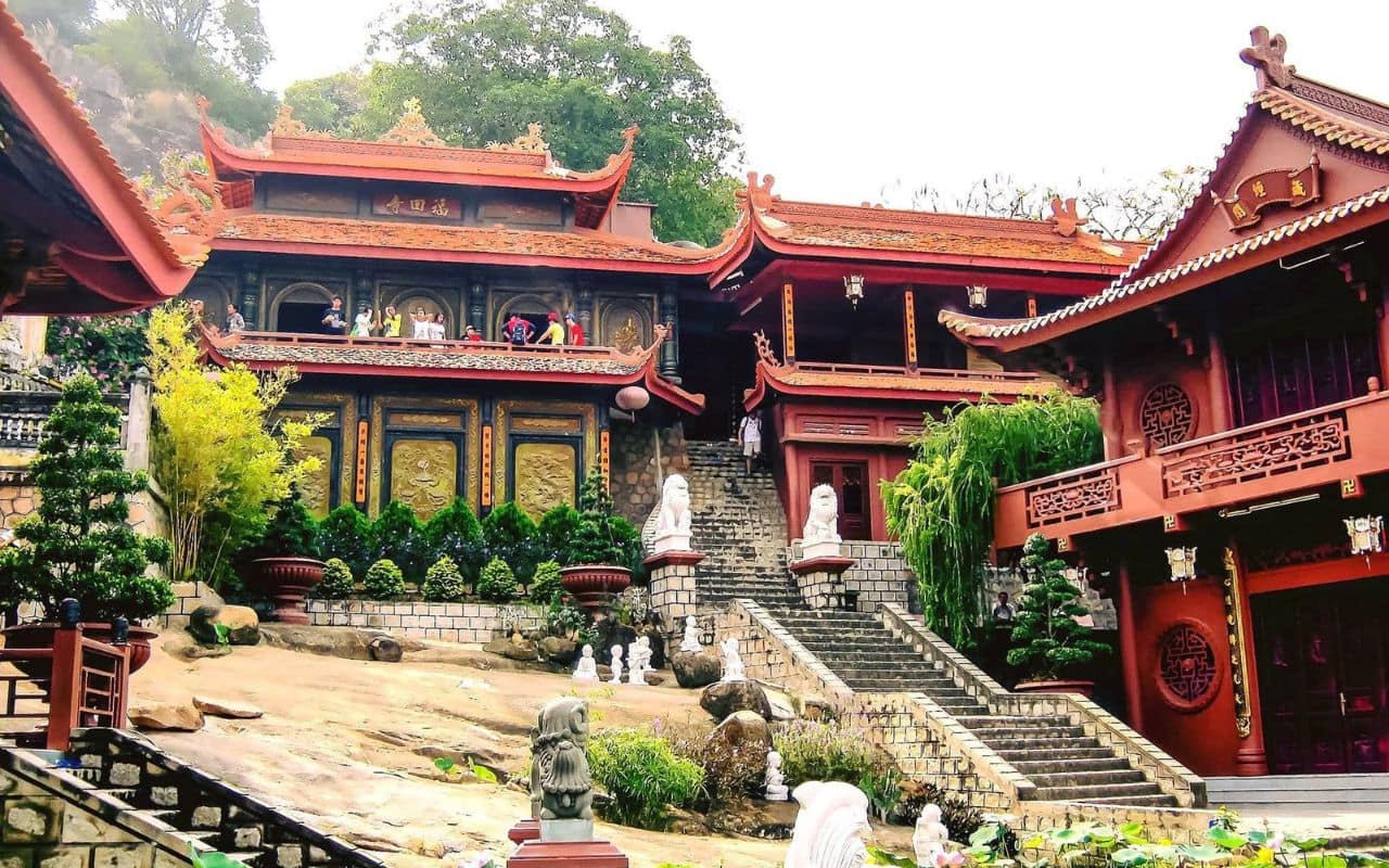 Không gian tĩnh lặng và thanh tịnh ở chùa