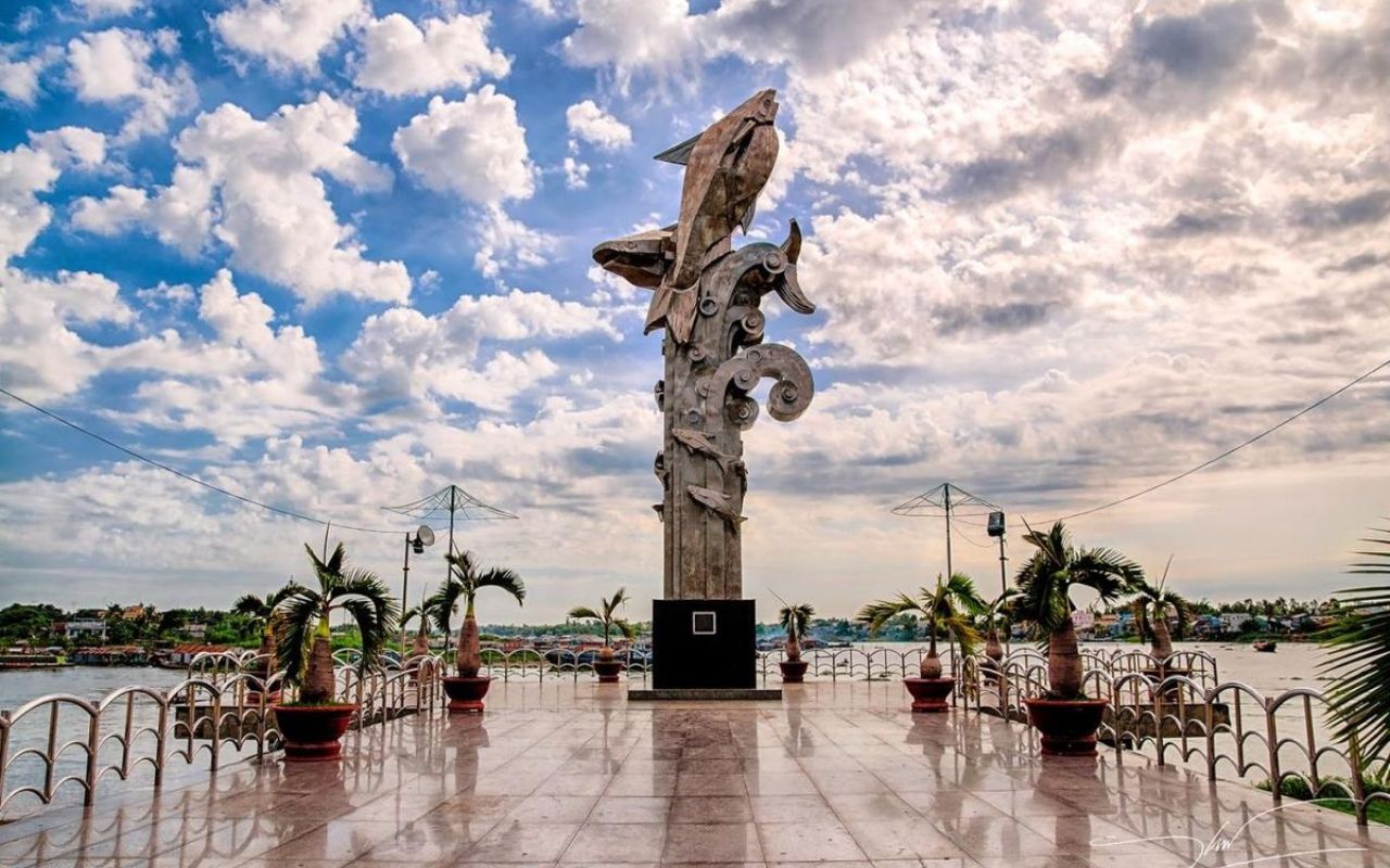 Check-in tượng đài cá basa