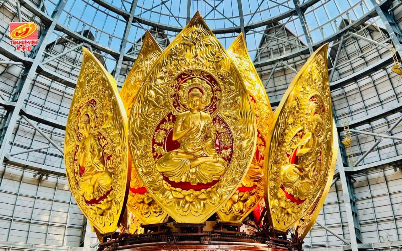 Khu vực bên trong của Liên Hoa Bảo Tháp