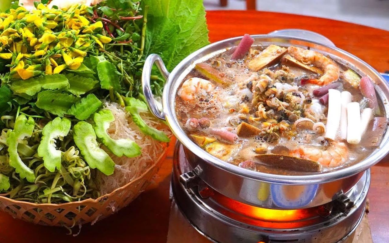 Đặc sản An Giang: Top 10+ món ngon & làm quà (2026) 5 Lẩu mắm chợ Châu Đốc được nhiều du khách yêu thích