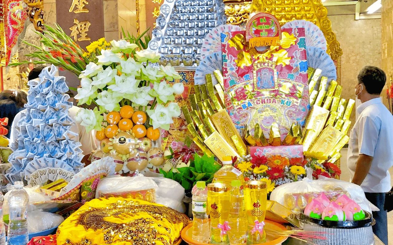 Miếu Bà Chúa Xứ An Giang - Kinh nghiệm đi lễ, chiêm bái 2026 10 Mâm lễ viếng Bà Chúa Xứ Núi Sam