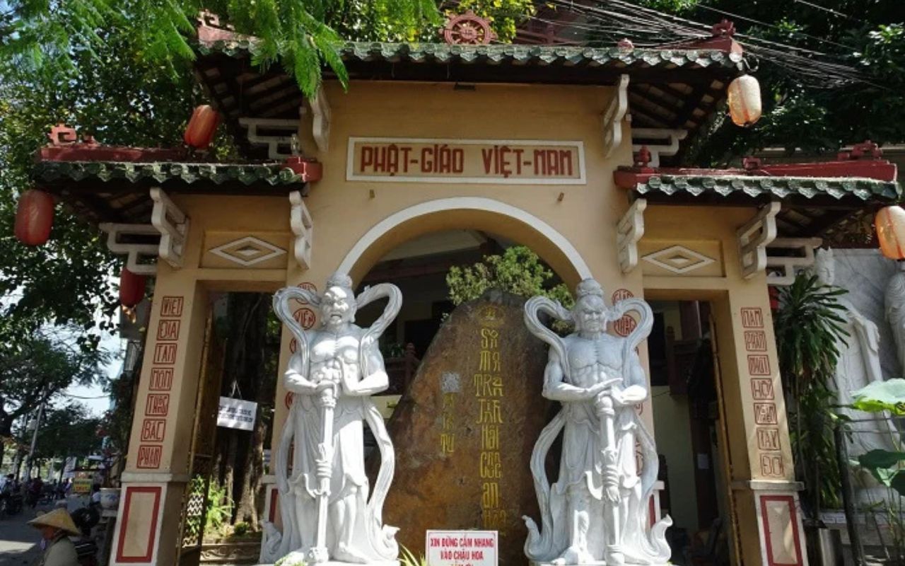 Mặt tiền và Cổng Tam Quan