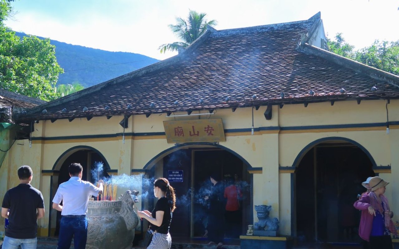 Thiếu Gia Miếu - Miếu Cậu Hoàng tử Cải: Kinh nghiệm viếng lễ 3 Hoàng tử Cải còn được gọi là Thiếu Gia