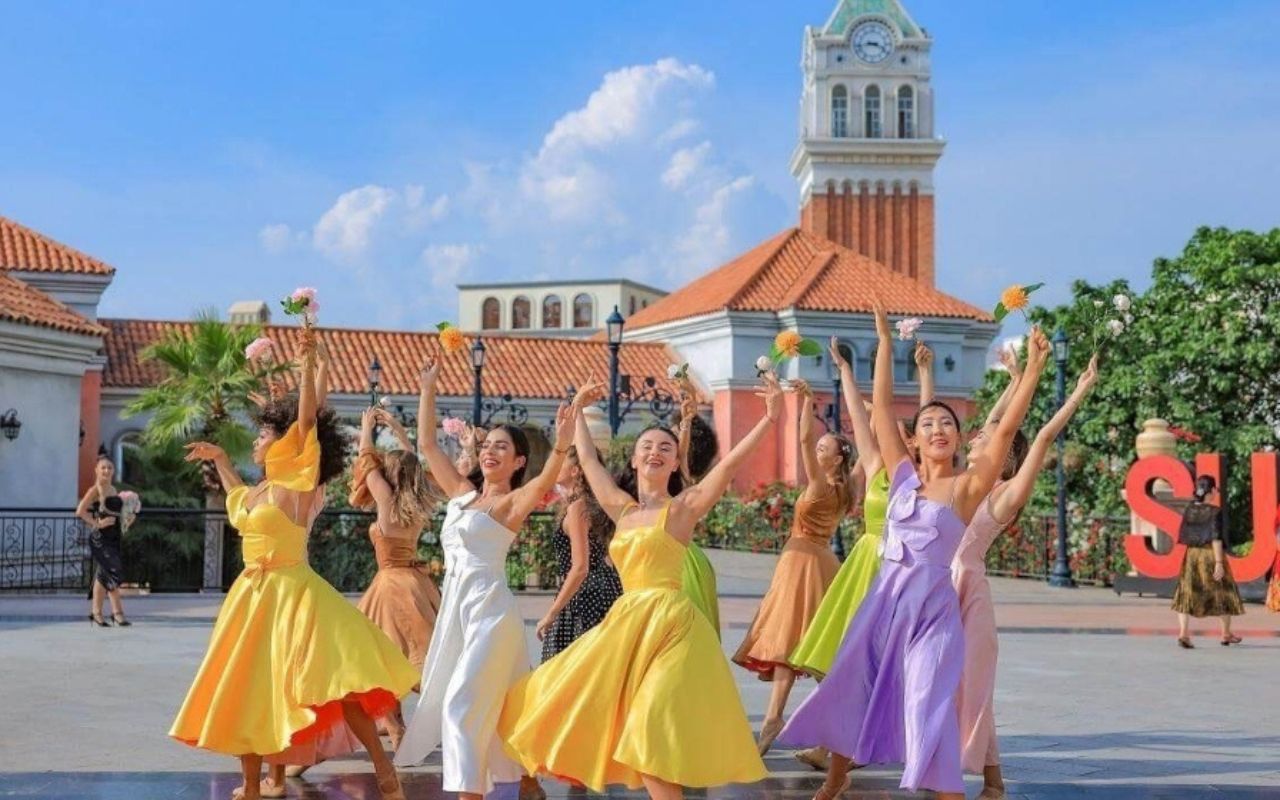 Địa Trung Hải Phú Quốc có gì? Kinh nghiệm đi chi tiết từ A-Z 7 Nhiều show diễn đặc sắc