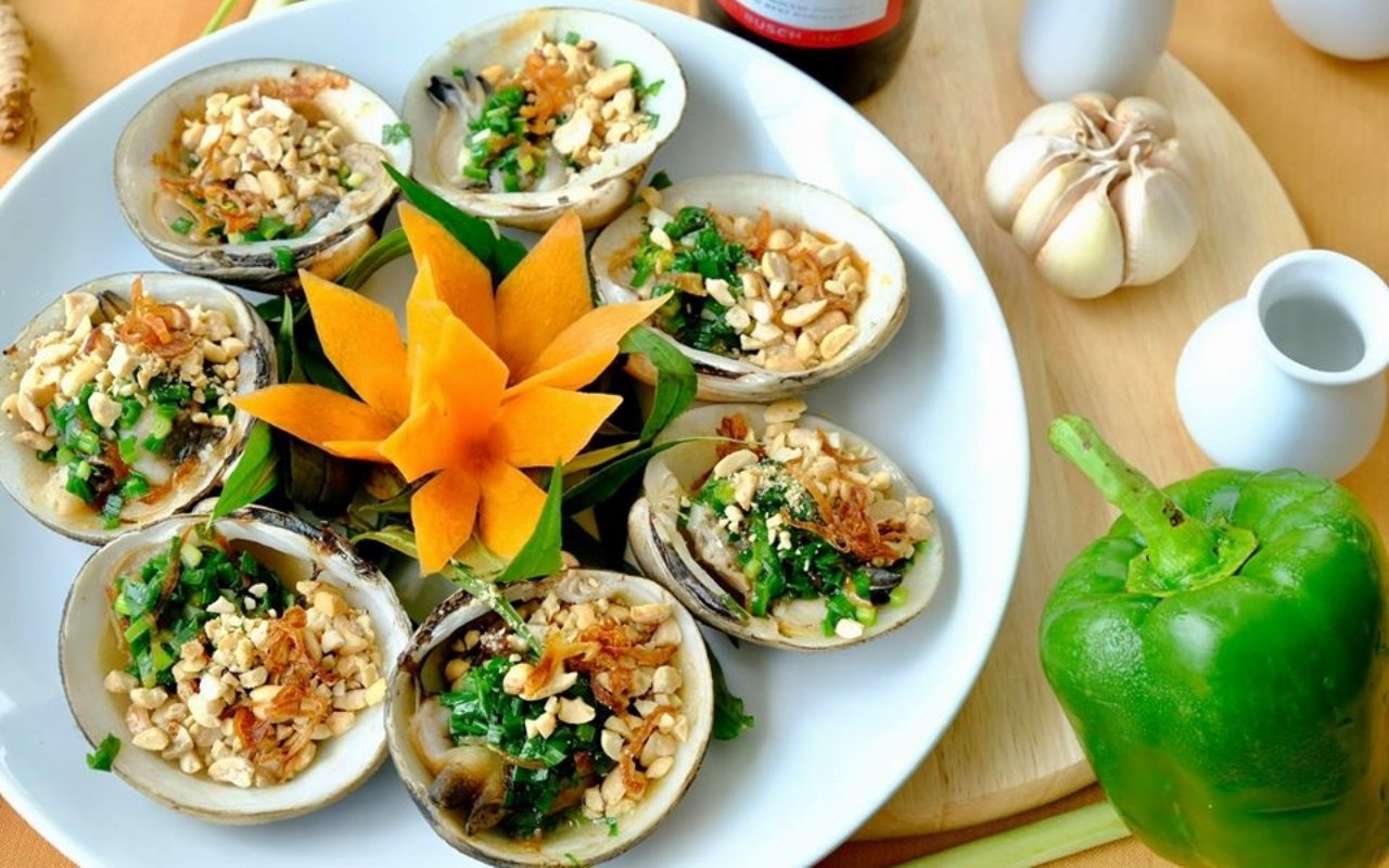 Sò tộ nướng mỡ hành là đặc sản Nam Du