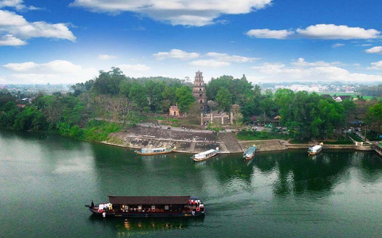 Du lịch Huế - Khám phá di sản & tinh hoa ẩm thực từ A-Z 2026 13 Sông Hương và Đồi Vọng Cảnh
