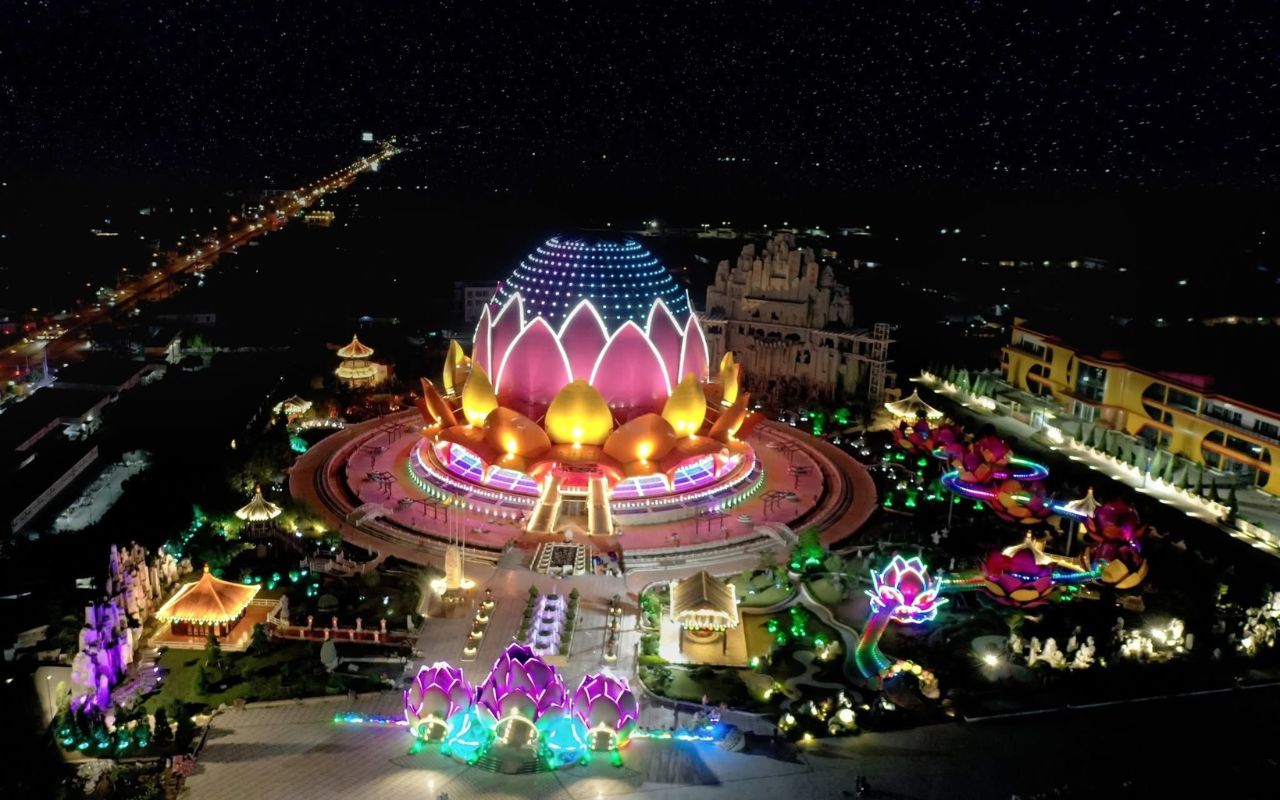 Nét đẹp về đêm của Liên Hoa Bảo Tháp Tân Huê Viên