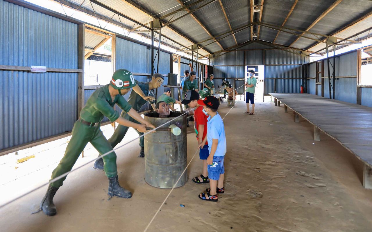 Nhà tù Phú Quốc - Lịch sử bi hùng của dân tộc (2026) 8 tham quan nhà tù Phú Quốc