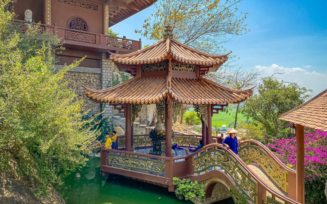 Trải nghiệm du lịch tâm linh ở chùa Hang An Giang