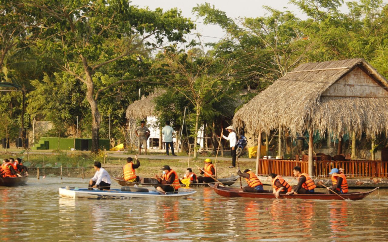Làng du lịch Mỹ Khánh: Giá vé & Kinh nghiệm vui chơi (2026) 9 Trải nghiệm nhiều văn hóa Nam Bộ tại làng