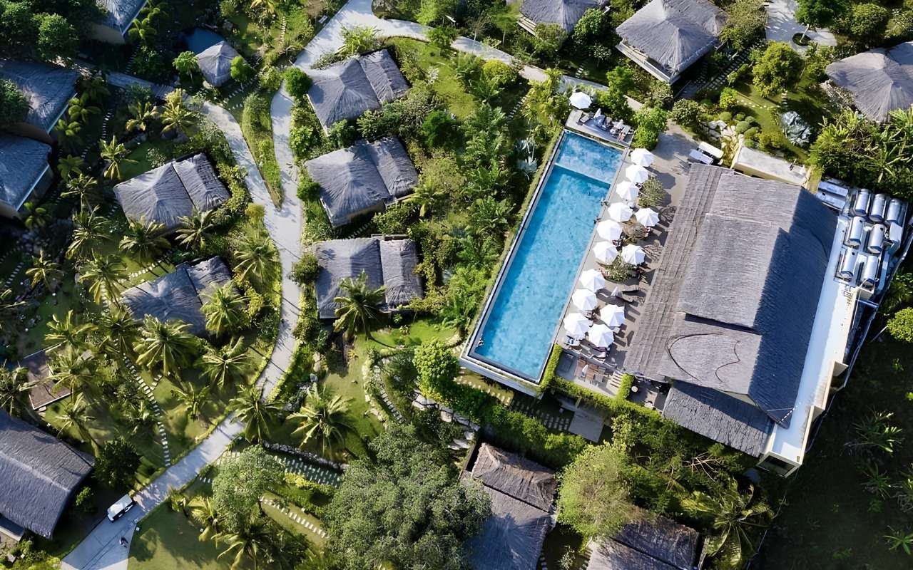 Bể bơi vô cực view biển tại Lahana