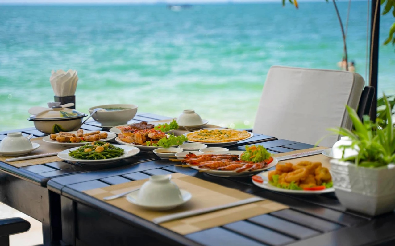 Bãi biển Mỹ Khê Đà Nẵng - Bãi biển đẹp nhất Việt Nam 2026 6 Thưởng thức hải sản tươi tại nhà hàng sang trọng hướng biển