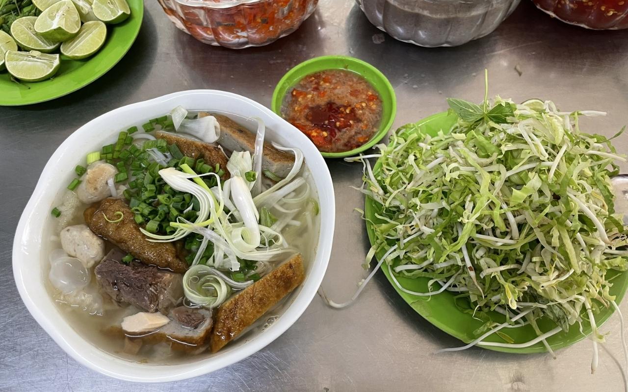 Thưởng thức bún cá sứa nước trong thanh ngọt
