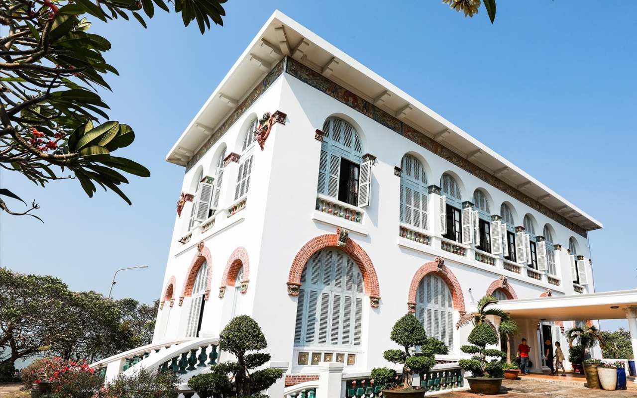 Bạch Dinh được xây dựng bởi kiến trúc sư người Pháp