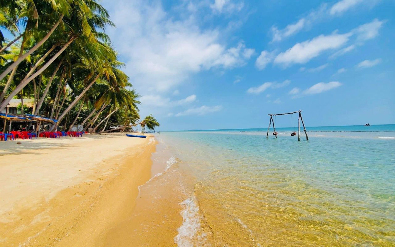 Bãi Bàng Hòn Sơn: Check-in cây dừa nghiêng huyền thoại 2026 3 Bãi Bàng Hòn Sơn sở hữu vẻ đẹp tuyệt mỹ