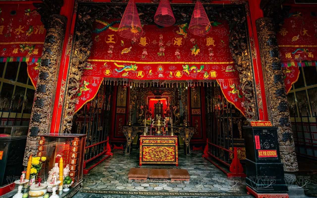 Chùa Kiến An Cung Đồng Tháp - Vẻ đẹp kiến trúc Trung Hoa 6 Bàn thờ chính bên trong chùa Kiến An Cung