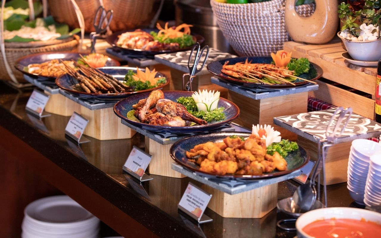 Bà Nà Hills - Kinh nghiệm du lịch, giá vé & lịch trình 2026 9 Đa dạng nhà hàng buffet hấp dẫn, không gian rộng rãi