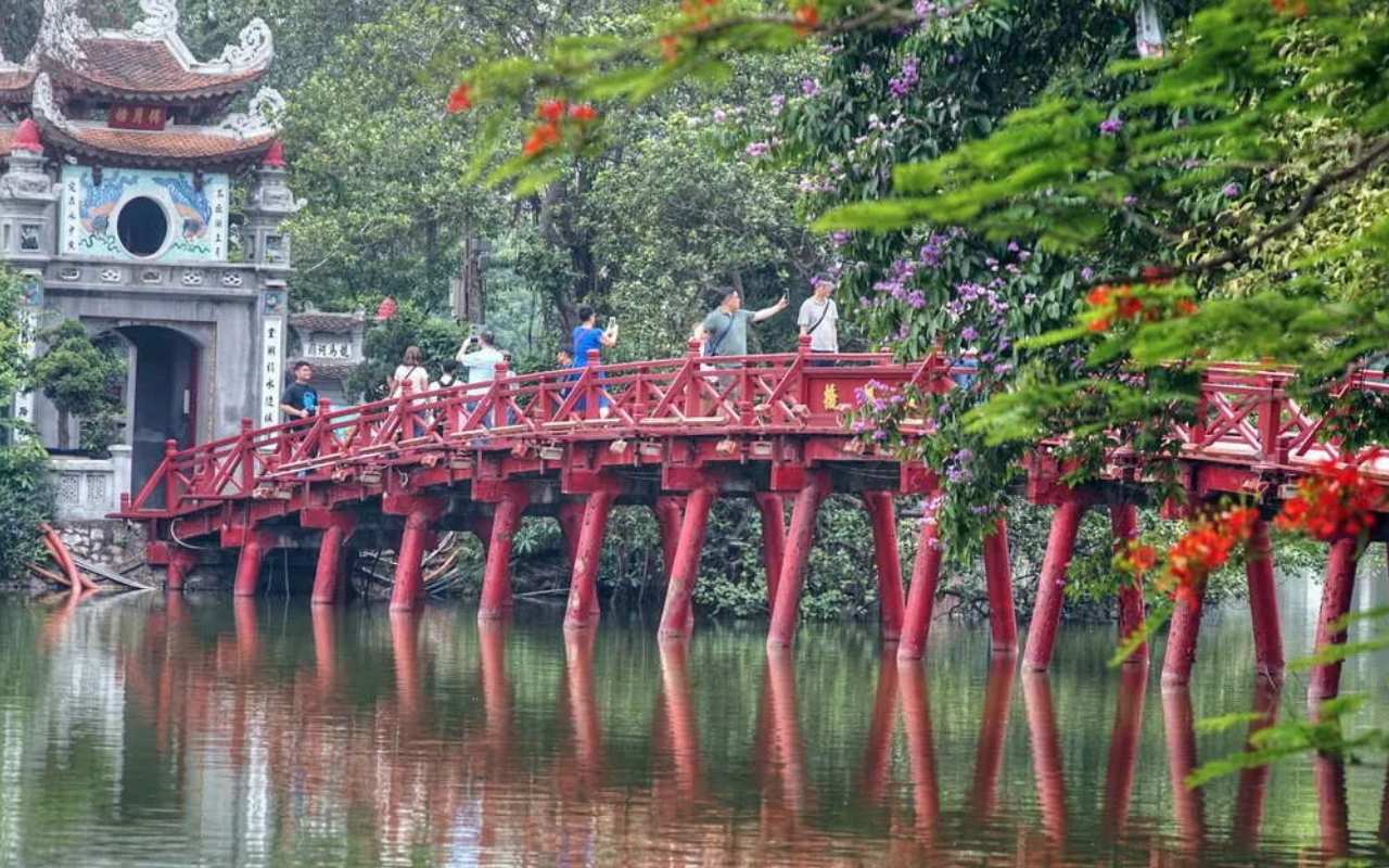 Hồ Hoàn Kiếm Hà Nội: Cẩm nang du lịch ăn gì, chơi gì 2026 6 Cầu Thê Húc Đền Ngọc Sơn Hà Nội