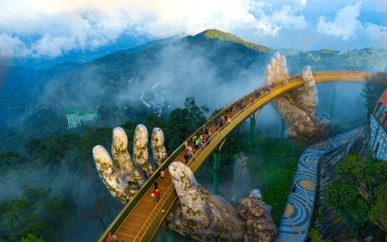 Cầu Vàng Đà Nẵng - Điểm check-in không thể bỏ qua 2026 4 Cầu Vàng Đà Nẵng mây vờn đỉnh núi