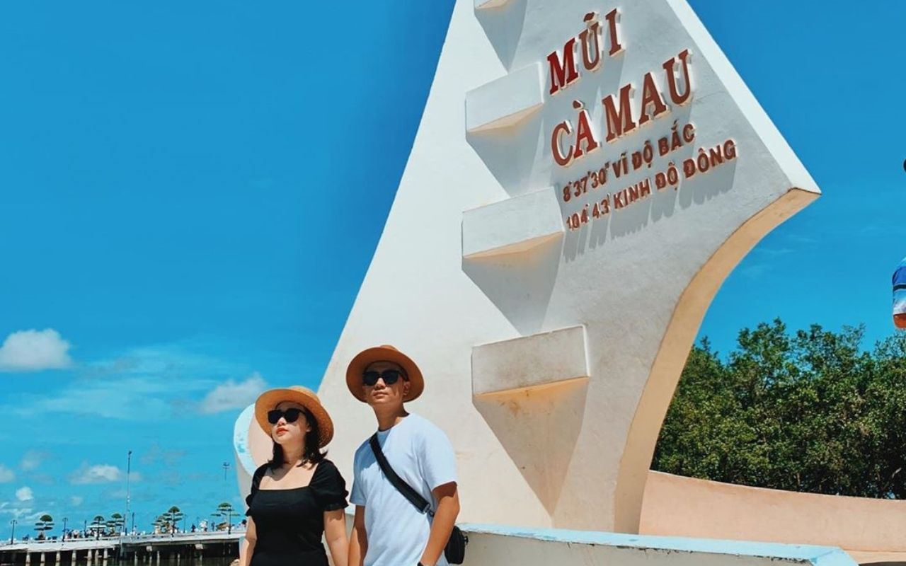 Du lịch Cà Mau - Kinh nghiệm khám phá cực Nam tổ quốc 2026 12 Du khách check in mũi Cà Mau