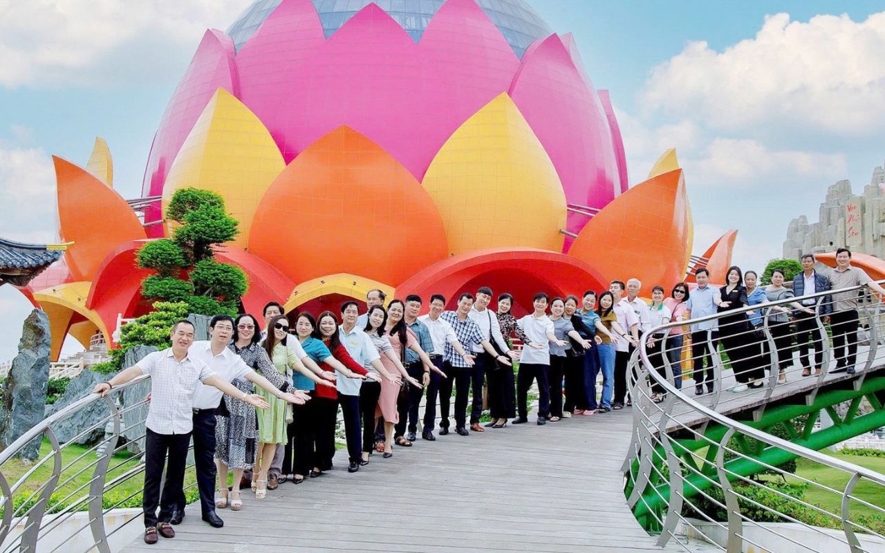 Du khách check-in tại Liên Hoa Bảo Tháp