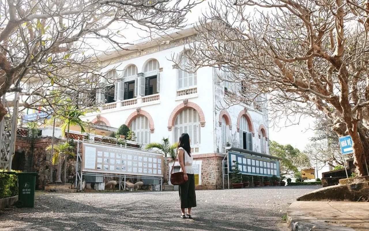 Chụp ảnh check-in Bạch Dinh