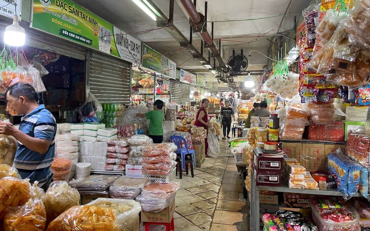 Đặc sản Tây Ninh - Top 10 món ngon nức tiếng 2026 11 Mua đặc sản Tây Ninh tại chợ Long Hoa