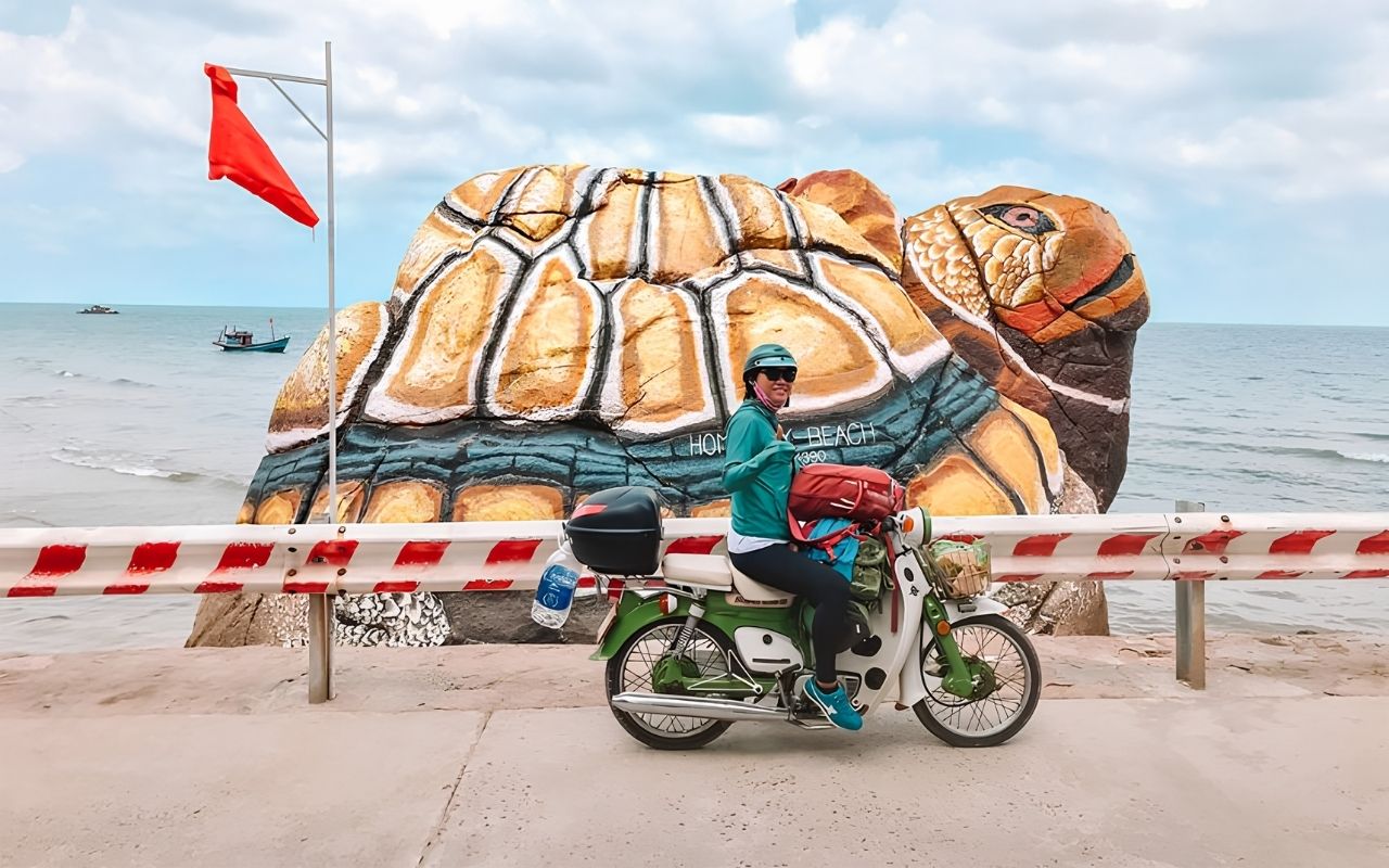 Bãi Bấc Hòn Sơn - Check-in vẻ đẹp hoang sơ của biển 3 Du khách có thể thuê xe máy để chạy theo con đường xuyên đảo