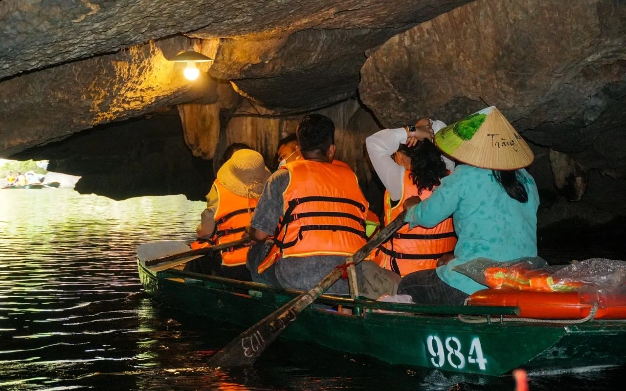 Ngồi thuyền tham quan Tràng An - Du lịch Ninh Bình