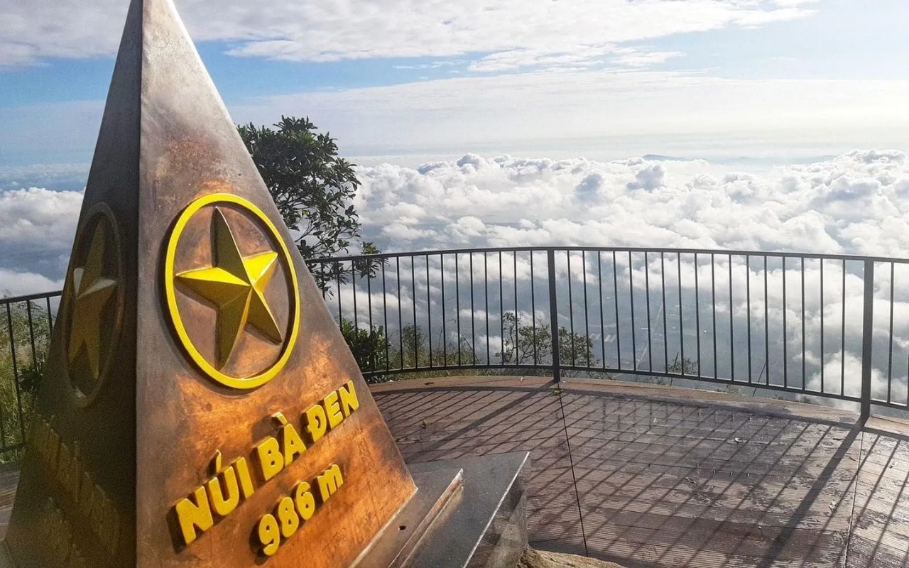 Độ cao Núi Bà Đen lên tới 986m so với mực nước biển