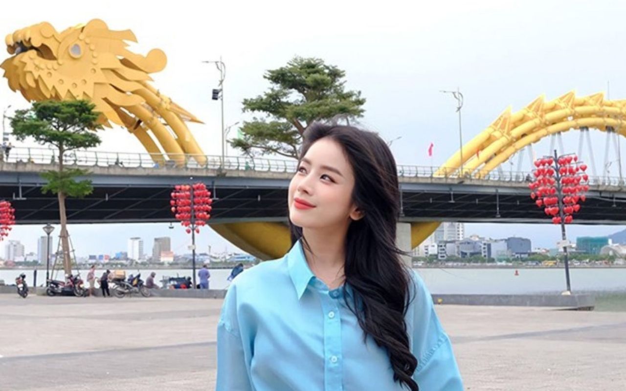 Cầu Rồng Đà Nẵng - Lịch trình phun lửa mới nhất 2026 8 Du khách check-in Cầu Rồng Đà Nẵng