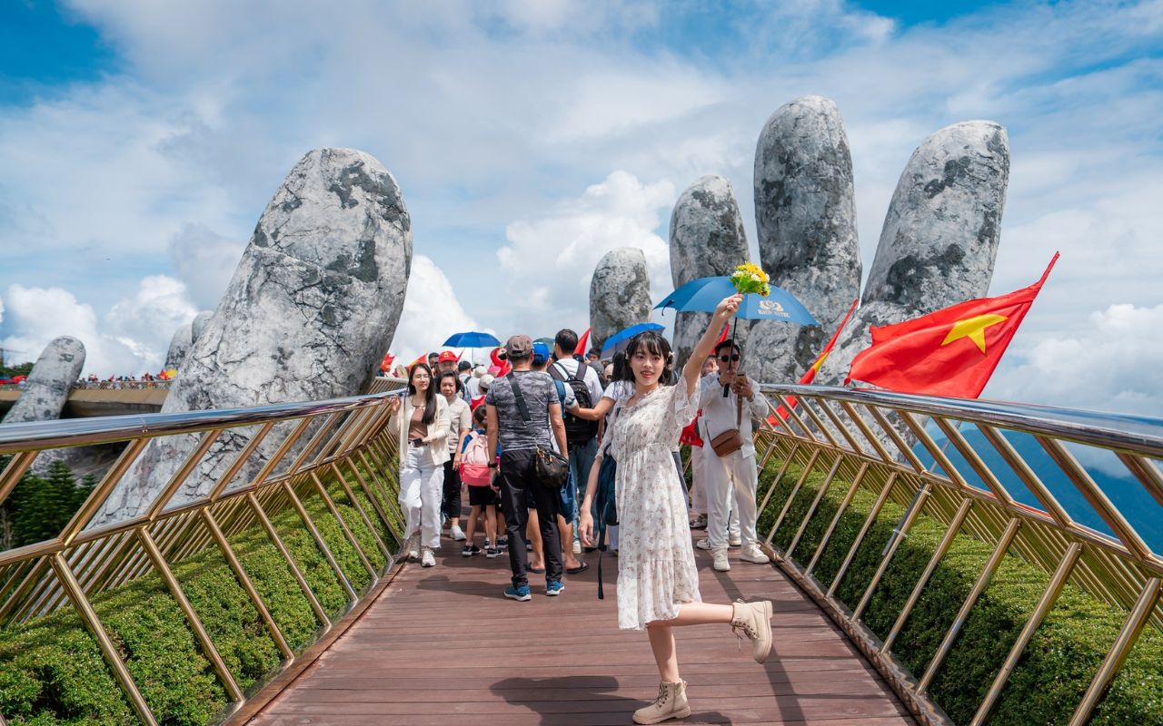 Cầu Vàng Đà Nẵng - Điểm check-in không thể bỏ qua 2026 9 Du khách check-in Cầu Vàng Đà Nẵng
