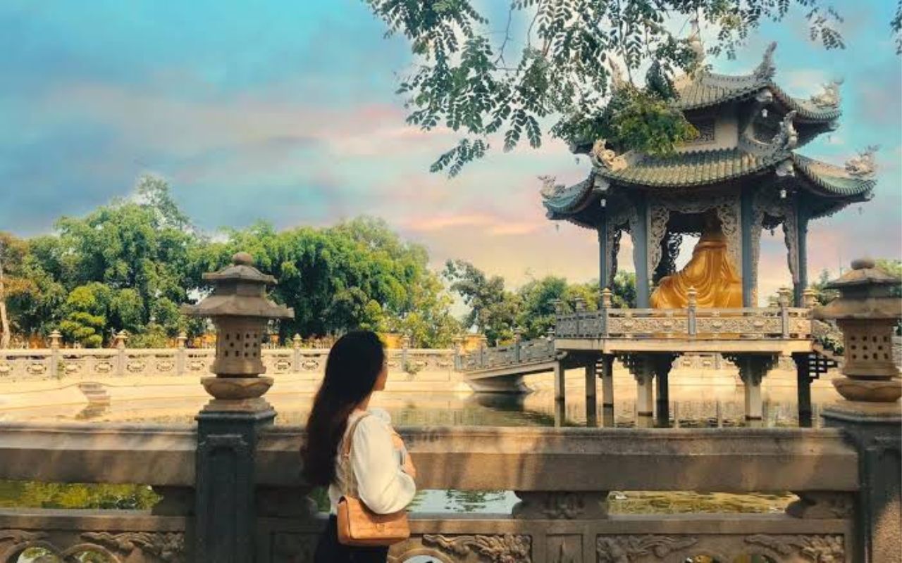 Chùa Gò Kén - Ngôi cổ tự trăm tuổi nổi bật ở Tây Ninh 2026 5 Du khách ngắm cảnh tại chùa Gò Kén