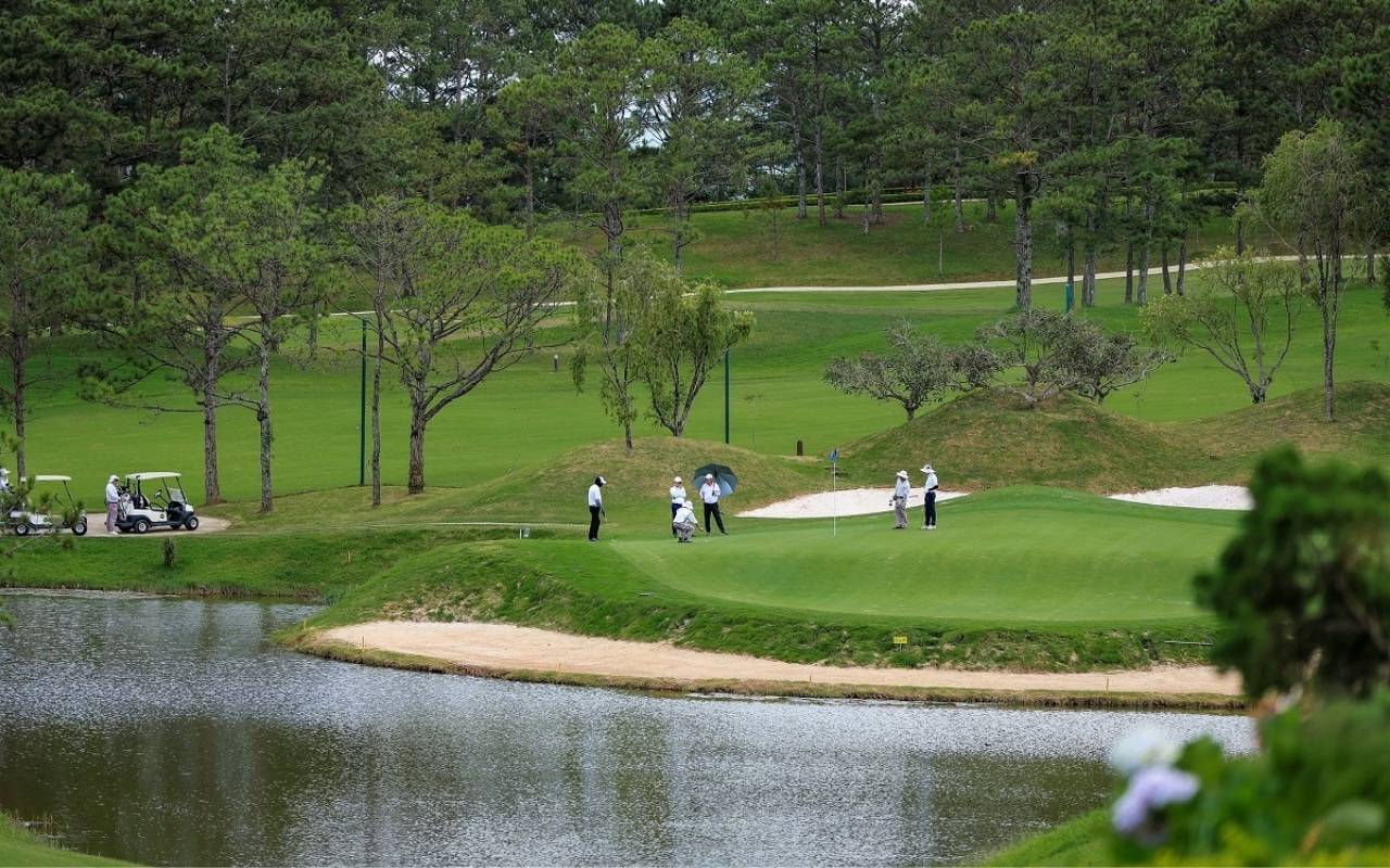 Du lịch Đà Lạt - Kinh nghiệm chi tiết từ A-Z 2026 7 Trải nghiệm đánh golf tại Đà Lạt