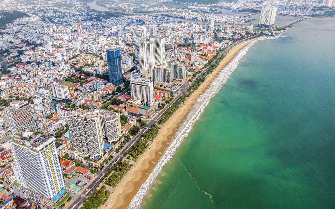 Khí hậu Nha Trang tương đối ôn hòa và được chia thành hai mùa