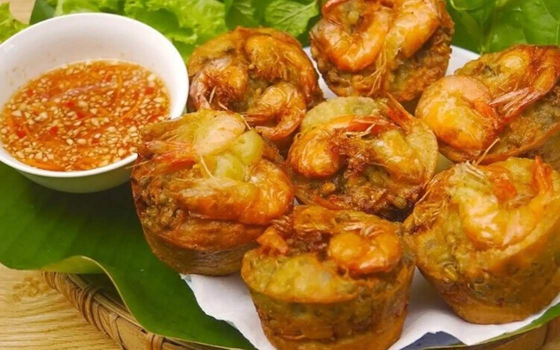 Du lịch Sóc Trăng - Kinh nghiệm du lịch từ A-Z (2026) 5 Du lịch Sóc Trăng thưởng thức đặc sản bánh cống