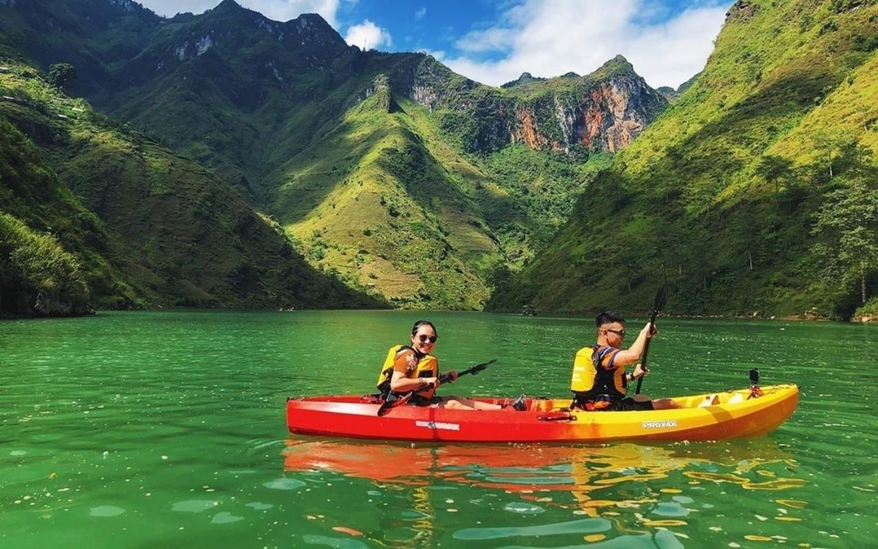 Sông Nho Quế Hà Giang - Check-in tuyệt tác của tự nhiên 2026 8 Chèo thuyền Kayak trên mặt hồ phẳng lặng
