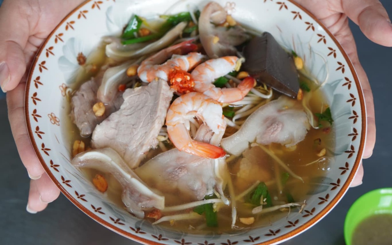 Bún nước lèo mang hương vị bản địa đặc sắc