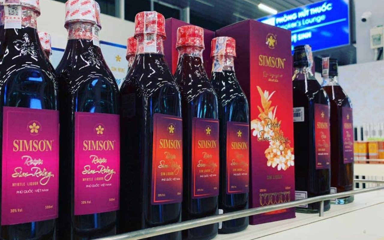 Rượu sim Phú Quốc: Giá bán, địa chỉ mua đặc sản (2026) 2 Rượu sim có vị ngọt chát đặc trưng