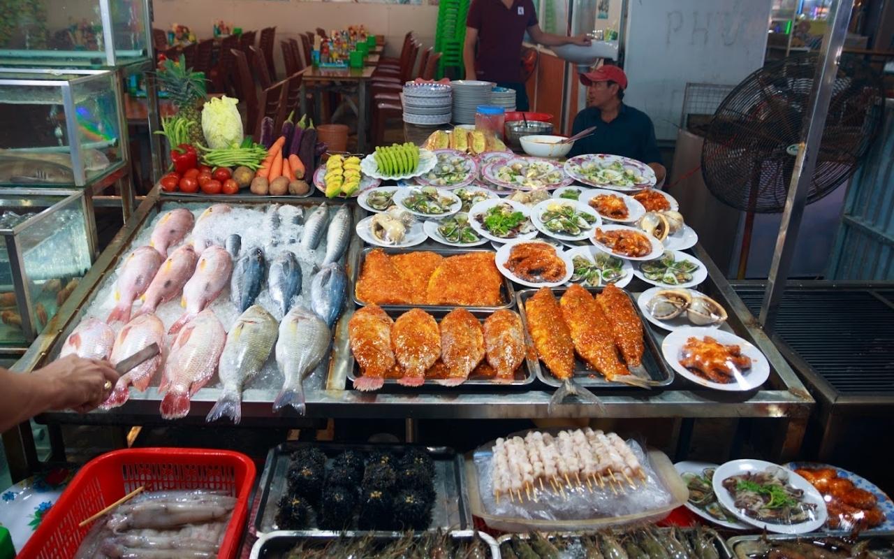 Hải sản Phú Quốc - Ăn gì, ở đâu ngon & làm quà 2026 10 Chợ hải sản Hàm Ninh có nhiều hải sản chất lượng với giá tốt