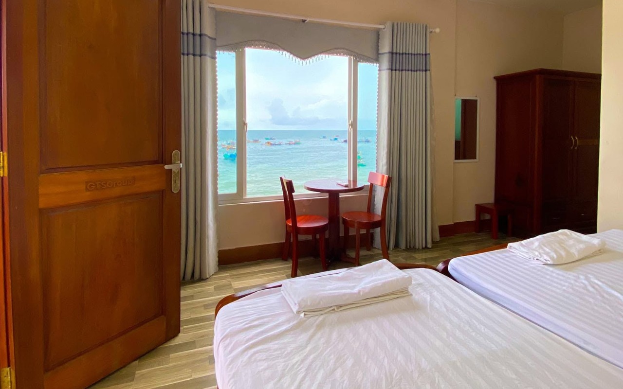 Khách sạn Hòn Sơn: Top 5 địa điểm view đẹp, giá 2026 8 Khách sạn Lại Sơn ghi điểm bởi sự gần gũi và mộc mạc