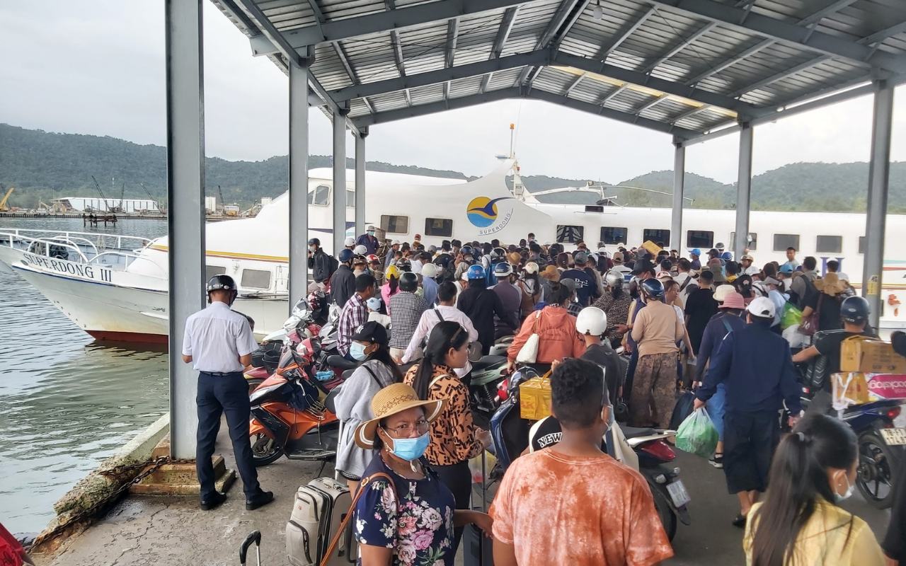 Hãy đến cảng Bãi Vòng trước giờ tàu khởi hành ít nhất 30 đến 45 phút