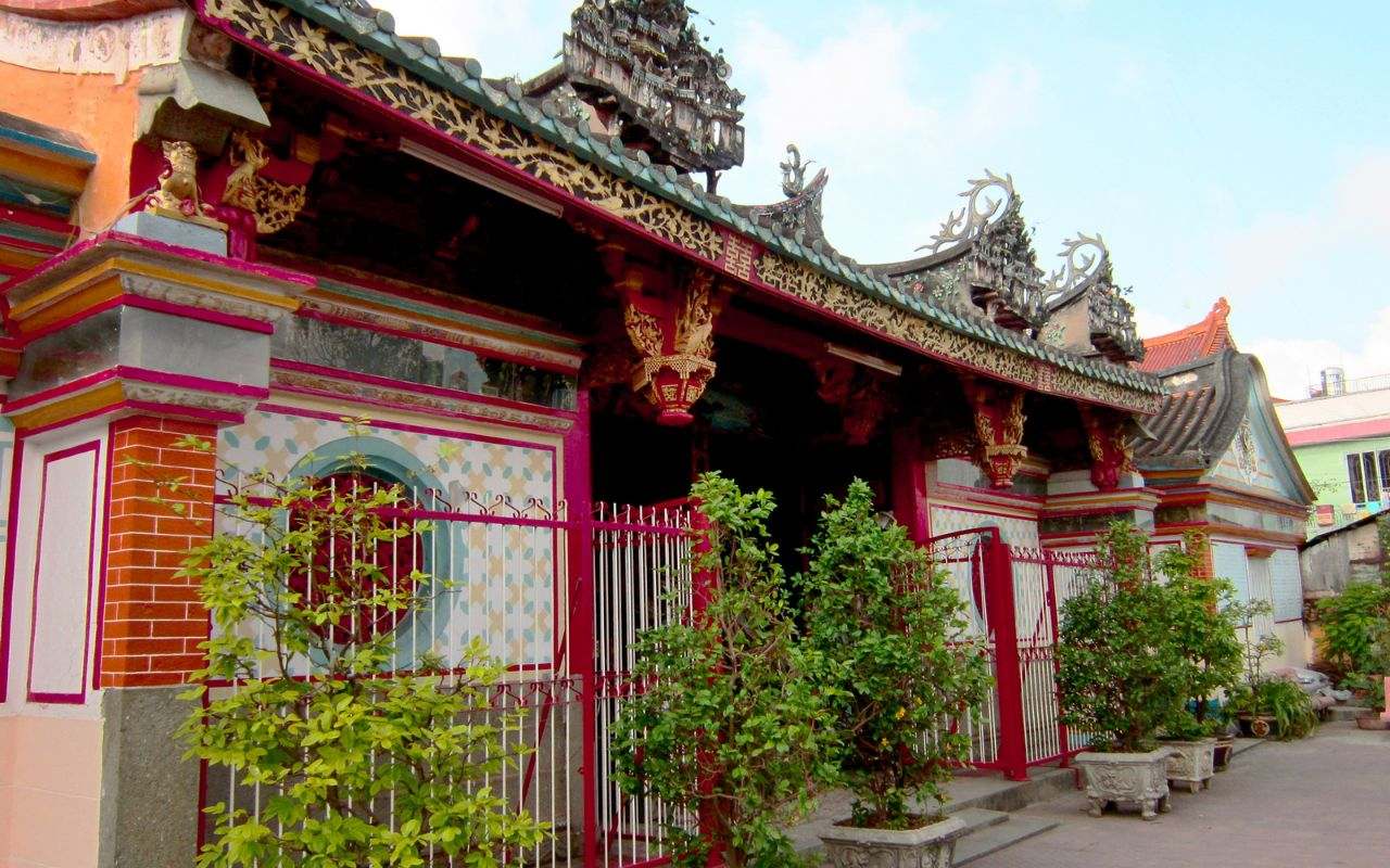 Chùa Kiến An Cung Đồng Tháp - Vẻ đẹp kiến trúc Trung Hoa 8 Mái ngói được chạm khắc tinh thế chùa Kiến An Cung Sa Đéc