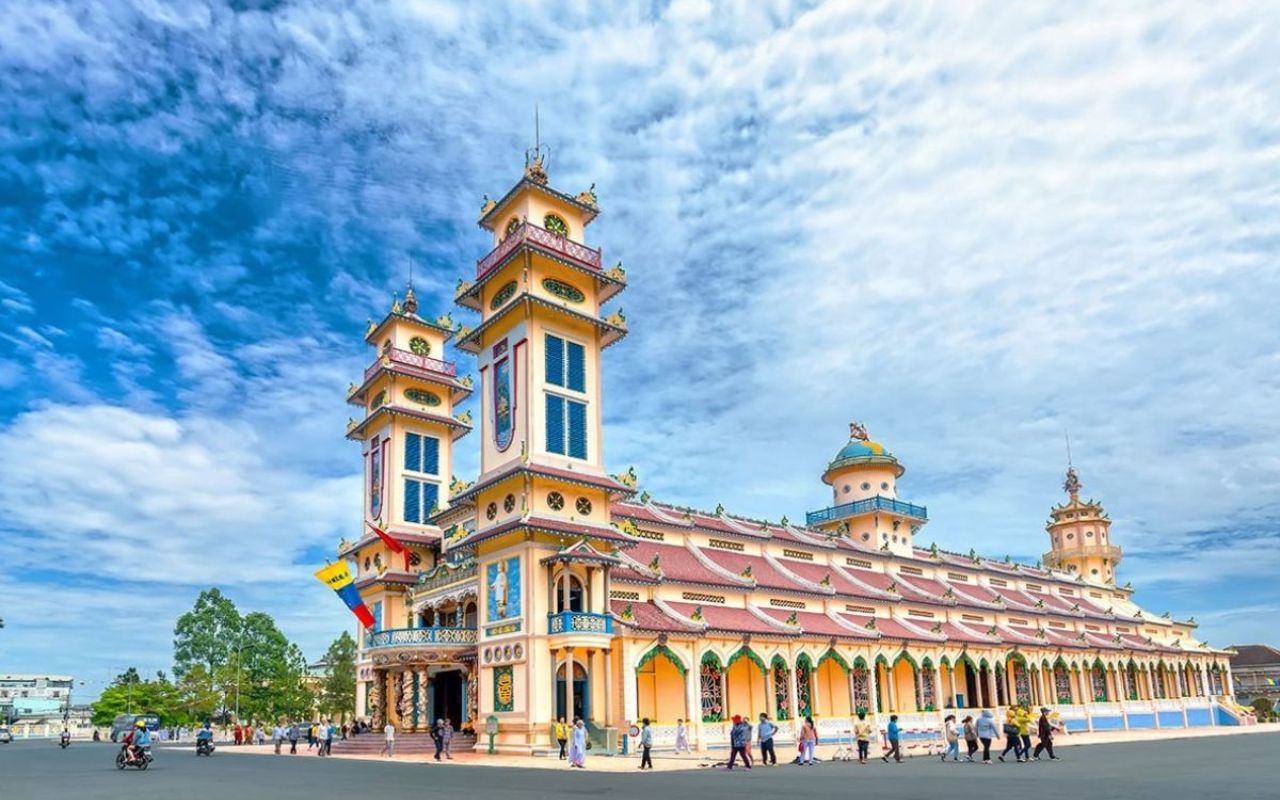 Tòa Thánh Tây Ninh - Kiến trúc nghệ thuật & giờ mở cửa 2026 5 Mặt tiền tòa thánh Tây Ninh uy nghiêm