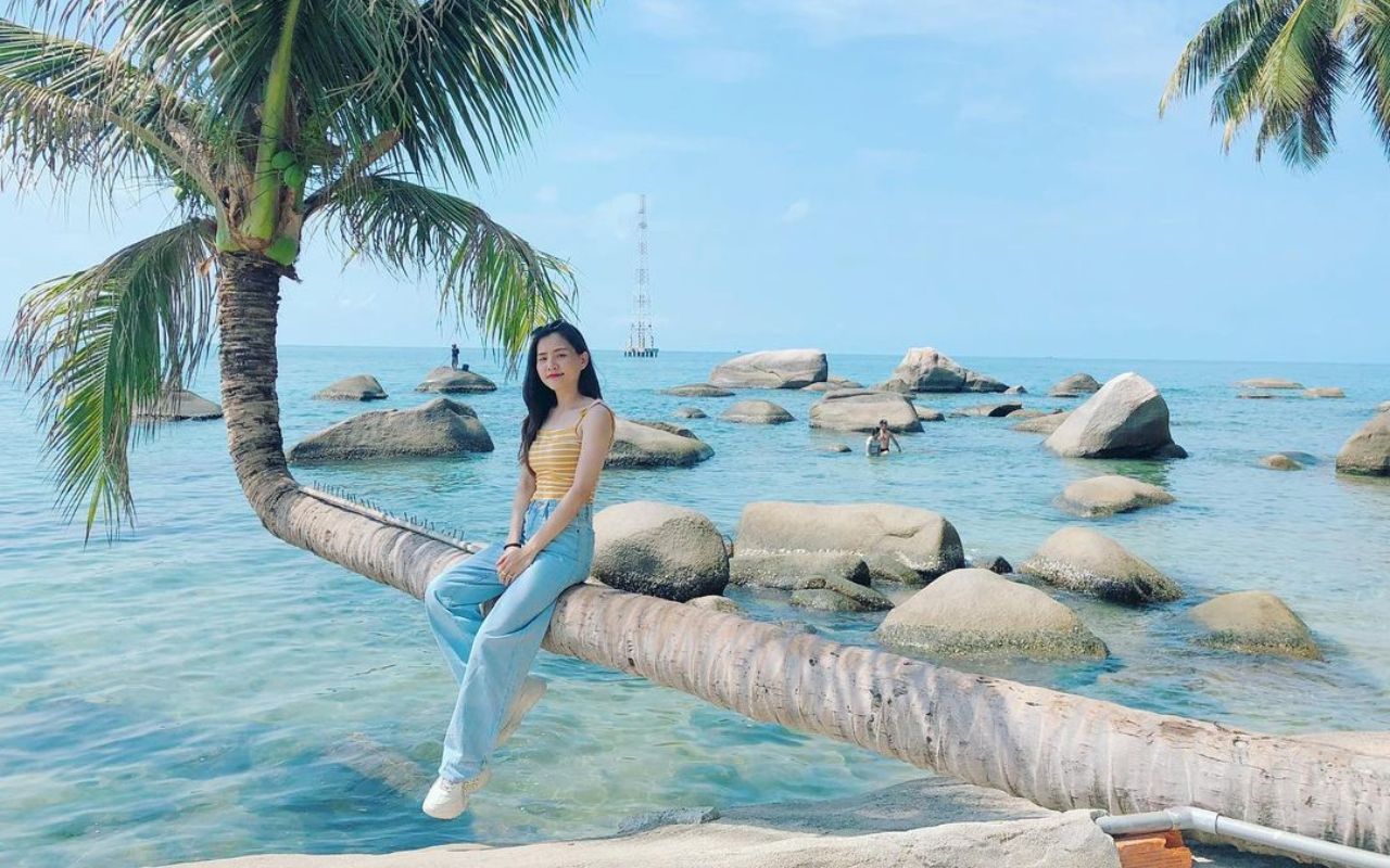 Bãi Bàng Hòn Sơn: Check-in cây dừa nghiêng huyền thoại 2026 4 Ngắm trọn vẻ đẹp Bãi Bàng Hòn Sơn