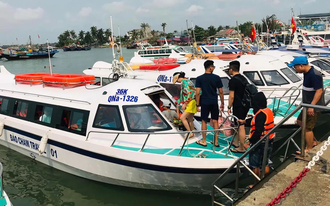 Di chuyển bằng cano cao tốc đến Cù Lao Chàm chỉ mất khoảng 20 phút