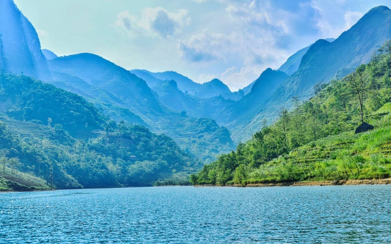 Sông Nho Quế Hà Giang - Check-in tuyệt tác của tự nhiên 2026 4 Màu nước xanh ngọc bích quanh năm của sông Nho Quế