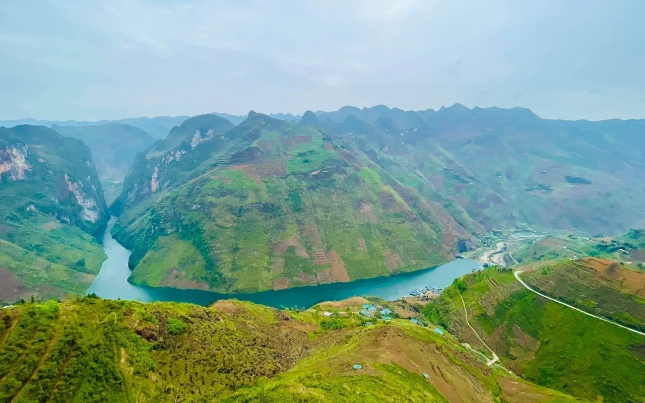 Sông Nho Quế Hà Giang - Check-in tuyệt tác của tự nhiên 2026 3 Dòng sông Nho Quế bắt nguồn từ vùng núi Nghiễm Sơn