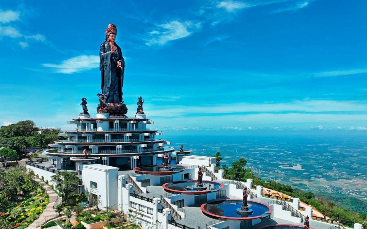 Sức hút lớn nhất của núi gắn liền với sự tích Núi Bà Đen